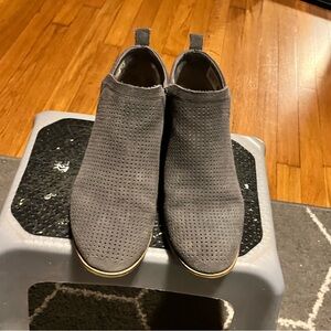 Tom’s dark gray booties